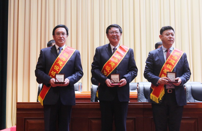 集團獲評天橋區經濟建設突出貢獻獎單位  牟曉巖總經理榮獲天橋區經濟建設功勛獎